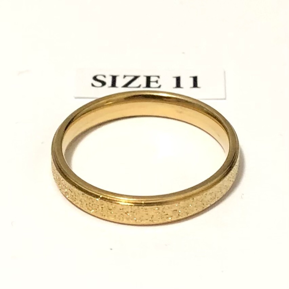 Men’s / Women’s Frosted Gold Tone Ring, Size 11